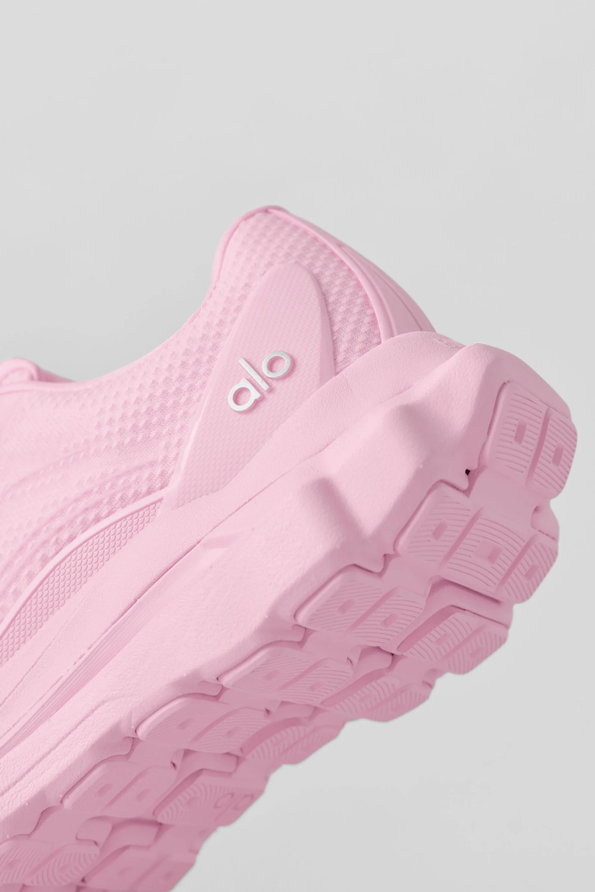 ALO Runner Unisex Performance-Schuh in Pink Marshmallow