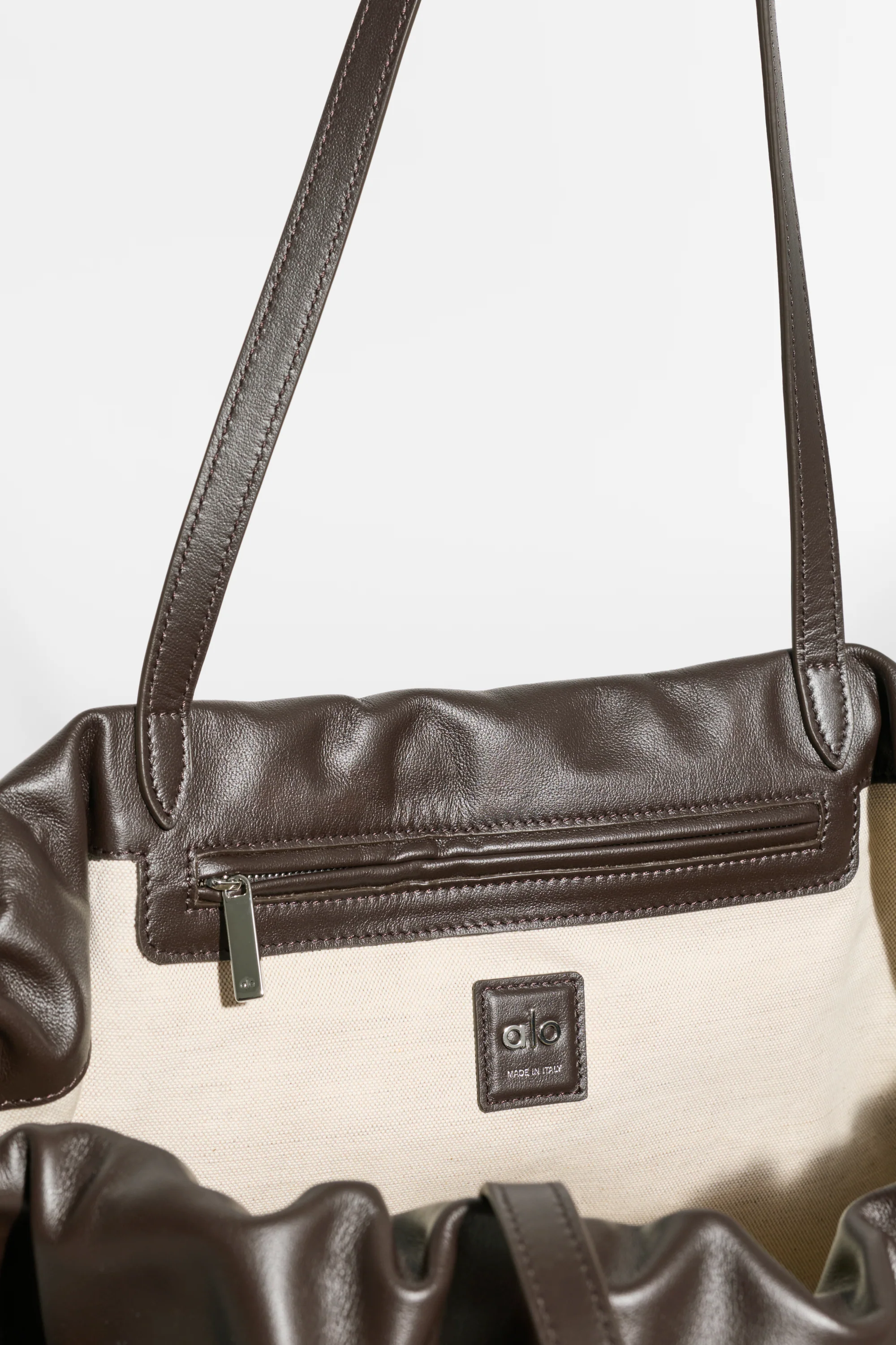 ALO Unwind Cinch Bag in Espresso Leder mit Kordelzug oben