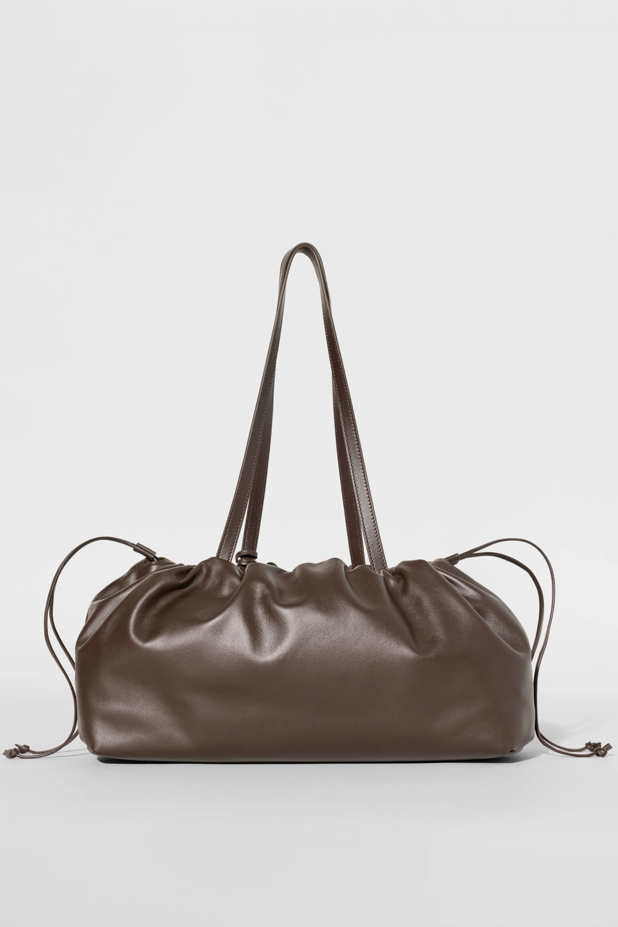ALO Unwind Cinch Bag in Espresso Leder mit Kordelzug oben