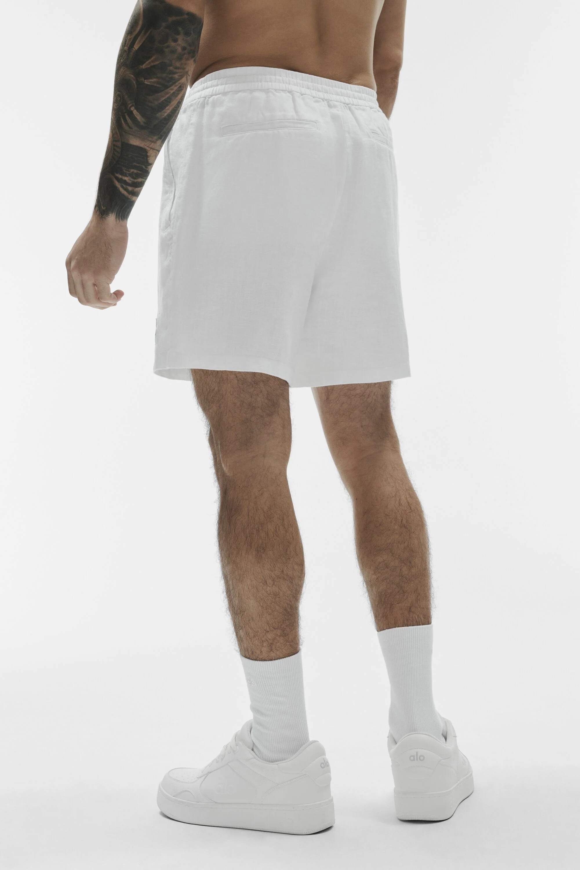 Alo Yoga 7" Linen Days Short i vitt för män